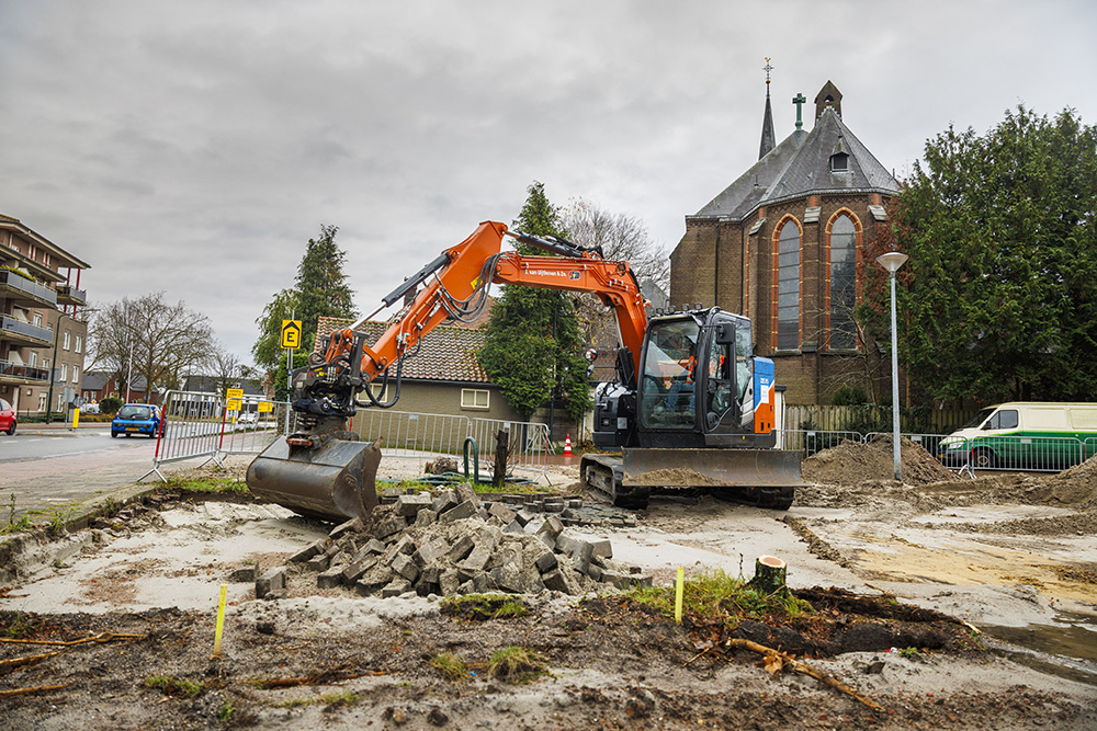 The ZE85 compact electric excavator was used by J. van Uijthoven & Zn BV for groundworks, sewerage activities, and installing utility pipes on the site near Eindhoven in autumn 2024.